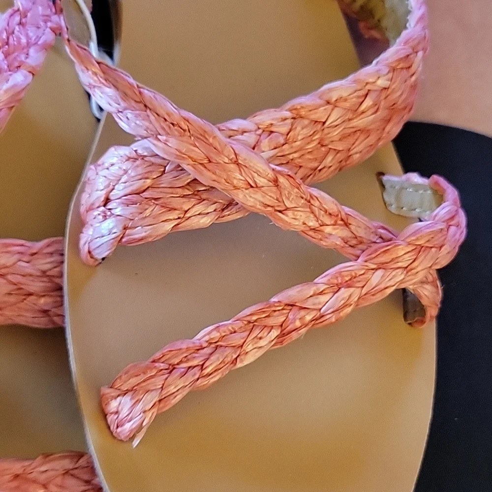 Universal Thread Coral Opal woven straw strap sandal rubber sole stack 7…New